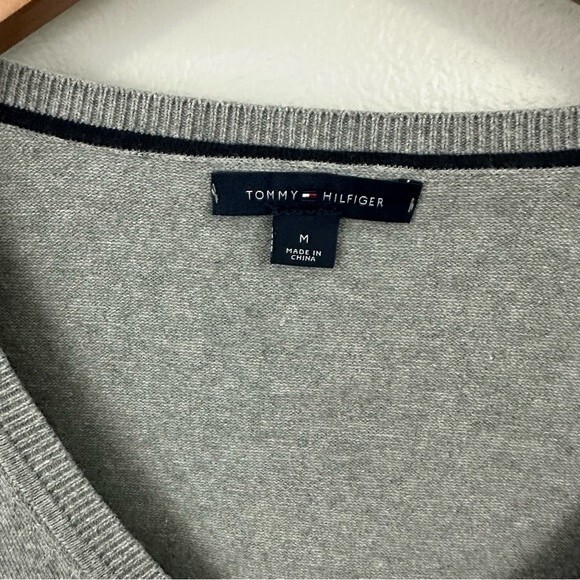 Tommy Hilfiger Grey V-Neck Sweater Size Medium - Picture 8 of 10
